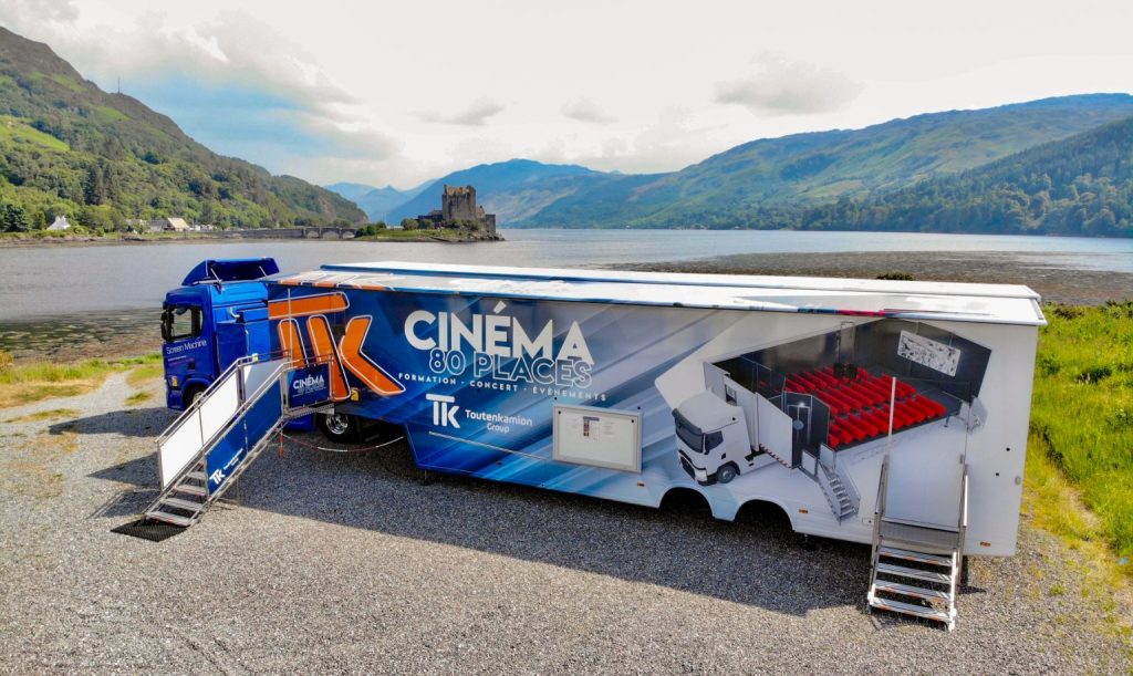 Das mobile Kino vor Eilean Donan Castle in Dornie.